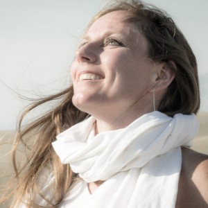 lauren-desert-kundalini-white-1-scaled black and white photo of Lauren Higdon links to her personal bio